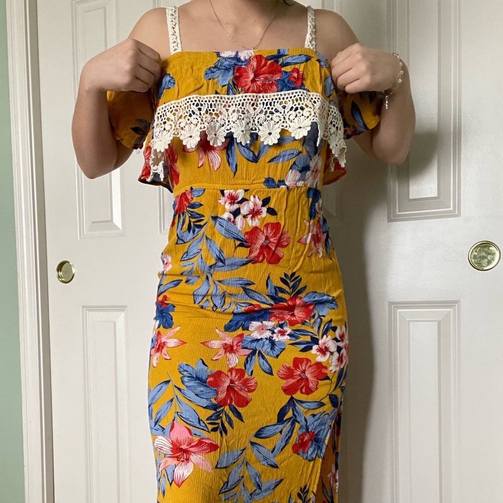 Cute summer maxi dress!! Floral designs. Size S/Ch 3-5